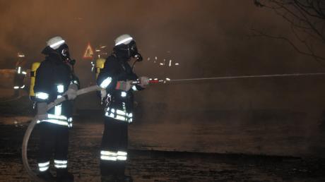Beim Brand einer landwirtschaftlichen Lagerhalle in Zaisertshofen sind in der Nacht auf Sonntag mehrere Einsatzkräfte schwer verletzt worden. Sie wurden offenbar von einer Explosion überrascht.