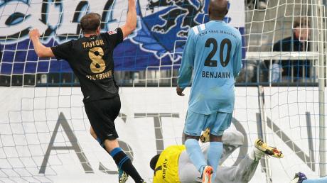 Paderborns Matthew Taylor (l.) erzielt in München im Spiel gegen 1860 den Treffer zum 1:1.
