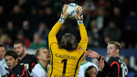  Mit angebrochenem Finger hat Torwart Simon Jentzsch dem FC Augsburg einen Punkt gegen Werder Bremen gerettet. 