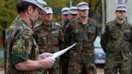 Der Standort Kempten wird aufgelöst: Beim Appell beim Gebirgssanitätsregiment 42  gibt Oberstleutnant Kurt Rasch vor den Soldaten die Auflösung bekannt.
