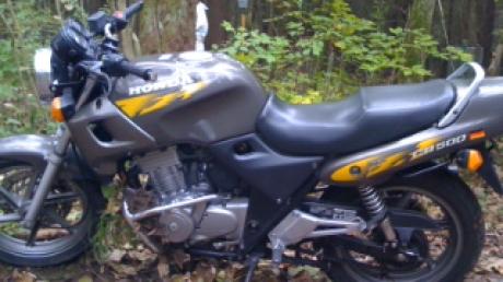 Die mutmaßlichen Täter sind mit diesem grauen Motorrad der Marke Honda, Typ CB 500, mit gelben Mustern auf dem Tank bzw. den Seitenteilen und dem amtlichen Kennzeichen A-L 307 (eine sog. „Kennzeichendublette“) gefahren.