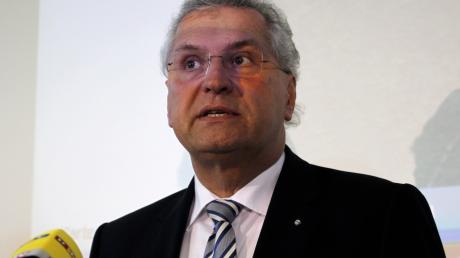 Bayerns Innenminister Joachim Herrmann (CSU) ist angesichts der rechtsextremen Mordserie für ein neues Verfahren zum NPD-Verbot. dapd