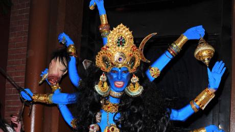 2008 lehrte sie als indische Göttin Kali das Gruseln.