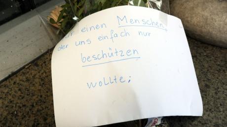 Polizist bei Verfolgungsfahrt in Augsburg  Siebentischwald getötet am Samstag Mittag Blumen und Kerzen vor dem  Polizeipräsidium