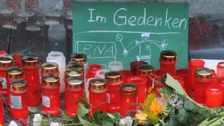 Die Stadt trauert um den getöteten Polizisten Mathias Vieth (41). Die Flaggen in Augsburg wehen am Wochenende auf halbmast. An jedem Streifenwagen hängt ein Trauerflor. Foto: Anne Wall