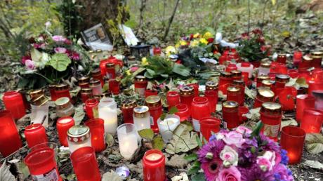 Der Polizist Mathias Vieth wurde im Augsburger Siebentischwald Ende Oktober 2011 getötet. Jetzt verklagt seine damalige Kollegin die Täter auf Schmerzensgeld.