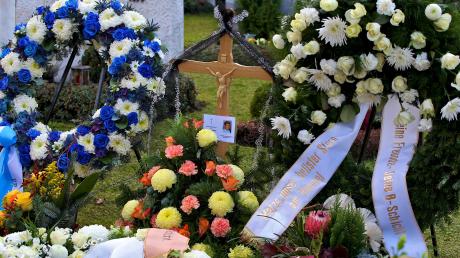 Am Grab des ermordeten Polizisten haben die Trauernden Blumenkränze niedergelegt.