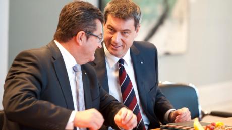 Der bayerische Finanzminister Markus Soeder (CSU, r.) und sein Staatssekretaer Franz Josef Pschierer (CSU) unterhalten sich am Dienstag in der Staatskanzlei in Muenchen vor einer Sitzung des bayerischen Kabinetts. dapd