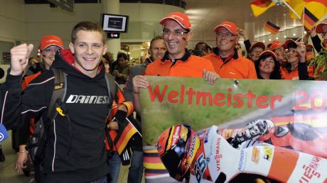 Motorrad-Weltmeister Stefan Bradl wird herzlich empfangen.