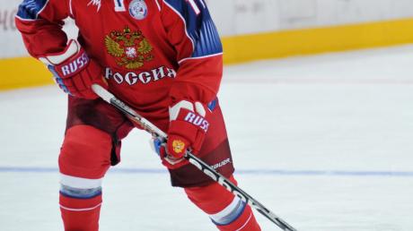 Wladimir Putin nimmt am Training mit ehemaligen russischen Eishockey-Legenden teil.