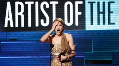 Taylor Swift ist bei American Music Awards als Künstlerin des Jahres gekürt worden. 