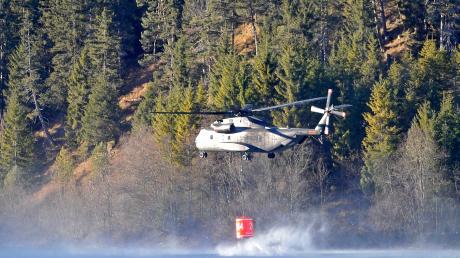 Ein Hubschrauber der Bundeswehr nimmt am Montag, 21. November bei Lenggries Wasser in einem Loeschwasserbehaelter aus dem Sylvenstein-Stausee, um einen Waldbrand zu löschen.
