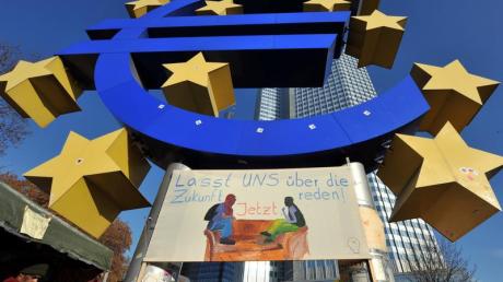  Die Banken bekommen von der Europäischen Zentralbank (EZB) fast 500 Milliarden Euro für drei Jahre geliehen und müssen kaum dafür Zinsen bezahlen.  