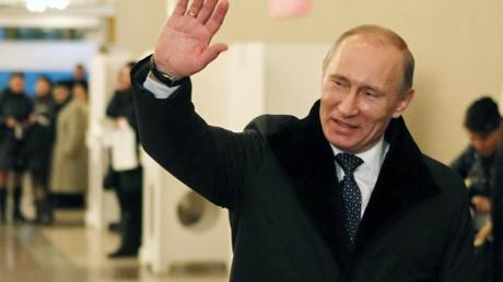 Zuversichtlich: Regierungschef Putin zeigt sich nach der Abgabe seiner Stimme sichtlich gut gelaunt. 
