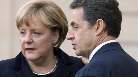 Treffen in Paris: Frankreichs Präsident Sarkozy und Kanzlerin Merkel bereiten den EU-Gipfel in der Frage der Euro-Schuldenkrise vor. Foto: Ian Langsdon dpa