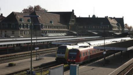 Fast zwei Jahrzehnte lang wird in der Bodenseestadt über den Bahnhof gestritten. Nun haben sich die Bahn und die Stadt auf eine Lösung mit zwei Bahnhöfen geeinigt. In einem Bürgerentscheid sollen die Lindauer darüber abstimmen.