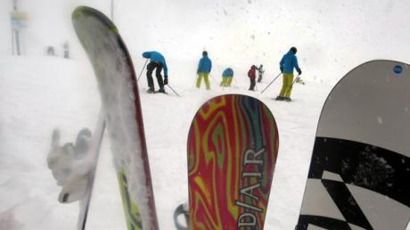 Dank der Schneefälle in den vergangenen Tagen herrschten in vielen Skigebieten inzwischen ganz passable Wintersportbedingungen. Auf der Zugspitze lagen an Heiligabend 2,10 Meter Schnee. 