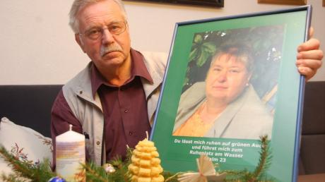 Der Offinger Klaus Lücke (71 Jahre) hat im Mai 2011 durch einen Verkehrsunfall seine Ehefrau Ingrid (69 Jahre) verloren. Als Fahrer des Wagens wurde er nahe Freyung selbst schwer verletzt. Trauer Unfall Trauerarbeit