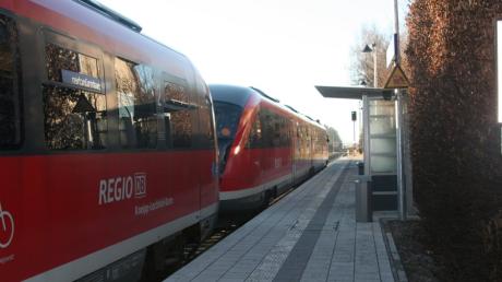 Die Deutsche Bahn will ihren Kunden einen neuen Service anbieten. Reisende im  Bahn-Fernverkehr sollen von der Deutschen Bahn ab sofort per E-Mail über Störungen und Verspätungen  informiert werden.