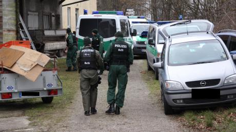 Bei der Festnahme der beiden Brüder durchsuchten Polizisten einen Hof in Friedberg.