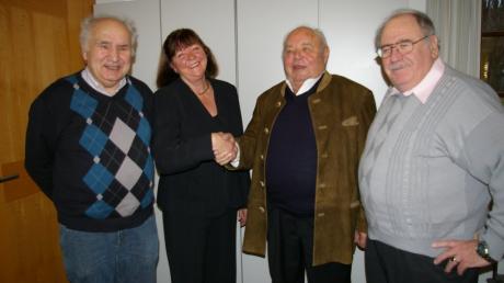 Neu gewählter Seniorenbeirat mit dem ersten Ehrenvorsitzenden, der gewählt wurde, Fritz Seebauer (2. von rechts): (von links) Klaus Ehneß (Schriftführer neu), Renate Wicher (Vorsitzende neu, ehemals Schriftführerin) und Gerd Stoll (Stellverterter, alt)