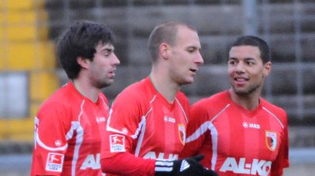 Jan Moravek feiert zusammen mit Dominik Reinhardt und Marcel Ndjeng seinen Treffer zum 3:0 gegen den KSC