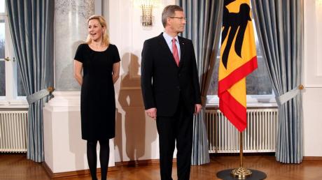 Bundespräsident Christian Wulff und seine Frau Bettina warten auf ihre Gäste zum Neujahrsempfang.