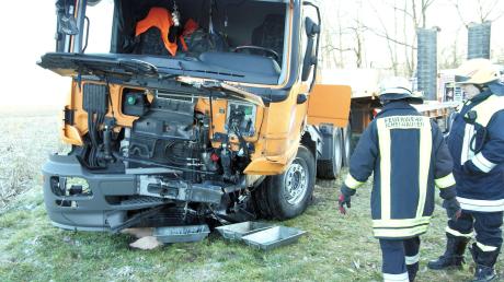 Bei einem Frontalzusammenstoß mit einem Lastwagen ist ein Autoahrer auf der B 16 bei Waldstetten in seinem Wagen eingeklemmt und tödlich verletzt worden. 