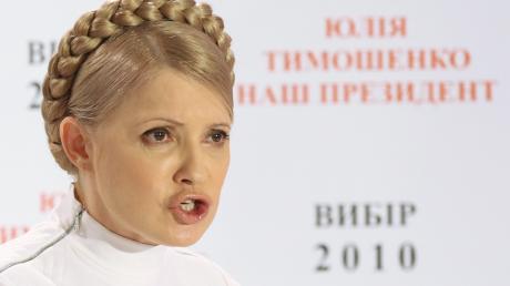 Die schwer erkrankte Julia Timoschenko will sich im Straflager von deutschen Ärzten untersuchen lassen. Sie traut den ukrainischen Medizinern nicht.