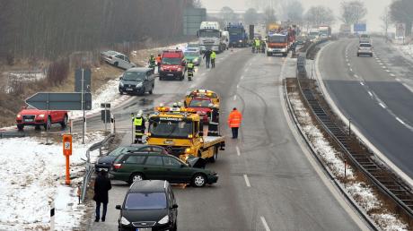 Neun Fahrzeuge waren bei dem Unfall auf der A96 auf Höhe der Anschlussstelle Schöffelding beteiligt. Es gab keine Verletzten.
