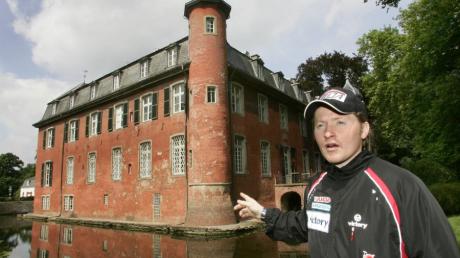Joey Kelly vor Schloss Gymnich bei Kerpen. Das Schloss der Kelly Family (5,3 Millionen Euro Verkehrswert) wird versteigert, weil sich die Geschwister nicht einigen konnten.