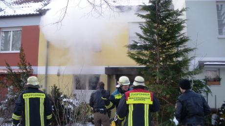 Eine 72-jährige Frau starb am Freitag bei einem Wohnungsbrand in Augsburg.