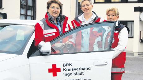 Rosemarie Braunhardt, Marion Gutzmann und Ingrid Vetter (von links) mit dem Einsatzfahrzeug des Kriseninterventionsdienstes Ingolstadt. Der A3 ist eine Spende der Audi Belegschaft.