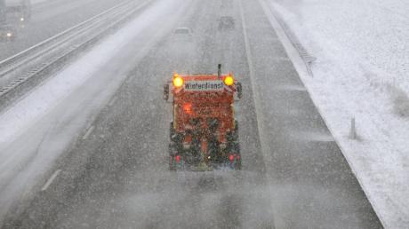 Schnee und Eis haben am Freitagmorgen zu schlechten Bedingungen auf den Straßen der Region geführt.