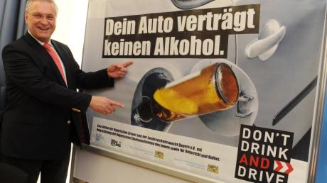 Der bayerische Innenminister Joachim Herrmann mit einer Plakataktion gegen Alkohol am Steuer werben.
