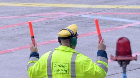 Der Streik von rund 200 Vorfeldbeschäftigten hat am Frankfurter Flughafen auch am Montag zu Flugausfällen geführt.