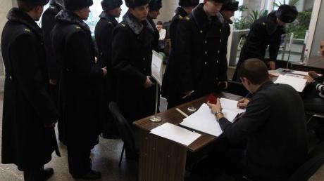 Soldaten bei der Stimmabgabe in Moskau.