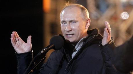 Putin vor Anhängern im Moskauer Stadtzentrum: «Es war der Wind», sagt er später zu seinen tränenden Augen. Foto: Yuri Kochetkov dpa
