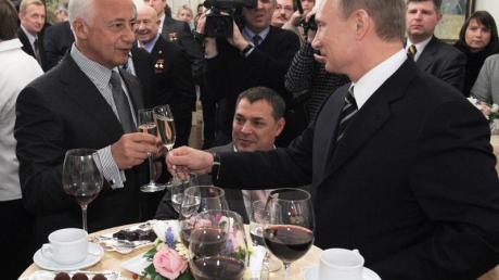 Wladimir Putin stößt während der Feierlichkeiten zu seinem Wahlsieg mit dem Dirigenten Vladimir Spivakov an. 