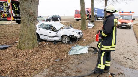 Bei einem Unfall bei Neuburg an der Kammel ist am Dienstagvormittag ein Mann schwer verletzt worden. Die B16 war vorübergehend komplett gesperrt.