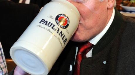 Der bayerische Ministerpräsident Horst Seehofer (CSU) trinkt am Mittwoch (07.03.2012) in München (Oberbayern) beim traditionellen "Politiker-Derblecken" auf dem Münchner Nockherberg. Mit dem traditionellen Verspotten, dem "Derblecken" von Politikern am Münchner Nockherberg, wird traditionell die Starkbier-Saison in Bayern eröffnet. Foto: Tobias Hase dpa/lby +++(c) dpa - Bildfunk+++