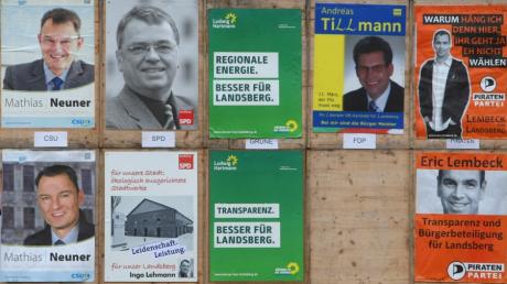 Wahlplakate mit Kandidaten verschiedener Parteien in Landsberg am Lech. Am Sonntag wird dort der Oberbürgermeister gewählt.