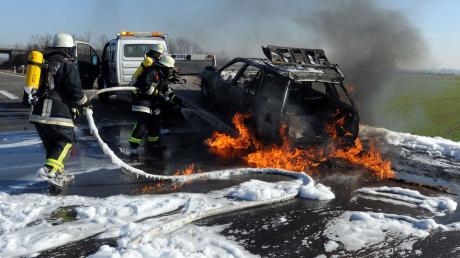 Wegen des ausgelaufenen Kraftstoffes geriet das Autowrack auf dem Abschleppwagen nochmal in Brand.