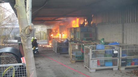 In Augsburg brannte am Freitagnachmittag eine Lagerhalle in der Nähe der City Galerie nieder. 