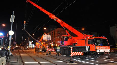 Weil ein Lichtmast nach einem Unfall in den Oberleitungen der Trambahn in München hing, kam der 50-Tonnen Kran der Feuerwehr zum Einsatz. 