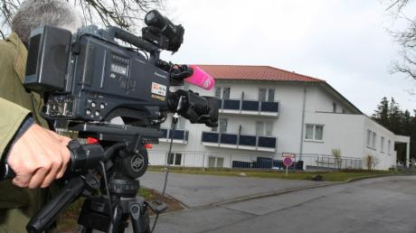 Ein Kameramann filmt  in Bad Grönenbach (Schwaben) die Fachklinik Helios-Kliniken. In der Nacht zum Dienstag war in der Klinik eine 39 Jahre alte Patientin ermordet worden. 