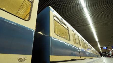 Ein 28-jähriger Mann ist in München bei voller Fahrt aus der U-Bahn gestürzt und ums Leben gekommen.