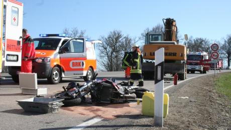 Noch an der Unfallstelle auf der B 300 verstarb der Motorradfahrer aus Mühlried.
