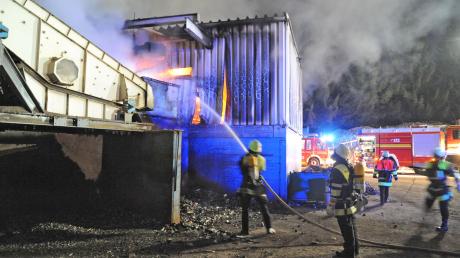 Zwei Container auf dem Firmengelände waren in Brand geraten.