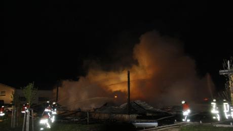In der Nacht zum Montag brannte in Illerrieden (Alb-Donau-Kreis) die Lagerhalle eines Holzhandelsbetriebes komplett ab.